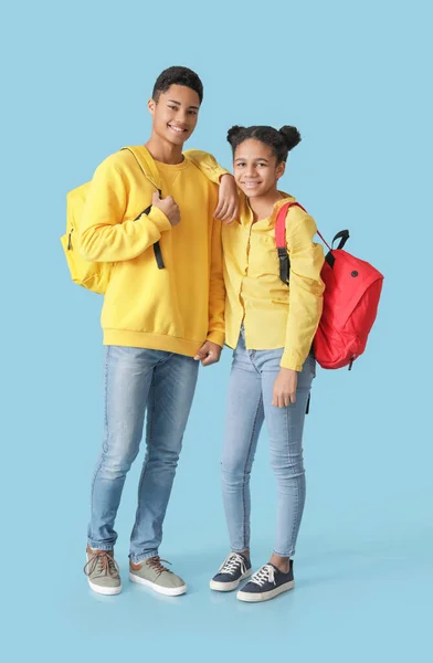 Hermano Hermana Afroamericanos Con Mochilas Escolares Sobre Fondo Color — Foto de Stock