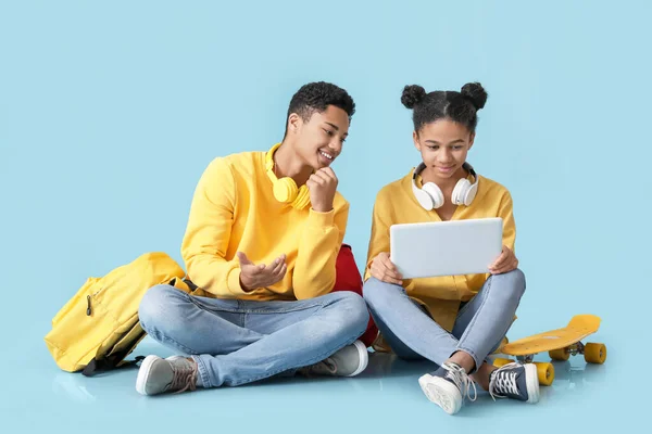 African American Brother Sister Laptop Skateboard Schoolbag Color Background — Stock Photo, Image