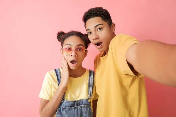 Förvånad Afroamerikansk Bror Och Syster Tar Selfie Färg Bakgrund — Stockfoto