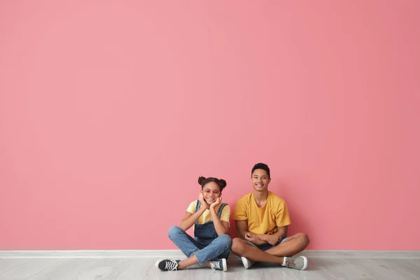 African American Brother Sister Sitting Color Wall — Stock Photo, Image