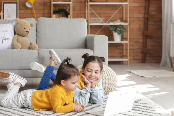 Cute Little Sisters Laptop Watching Cartoons Home — Stock Photo, Image