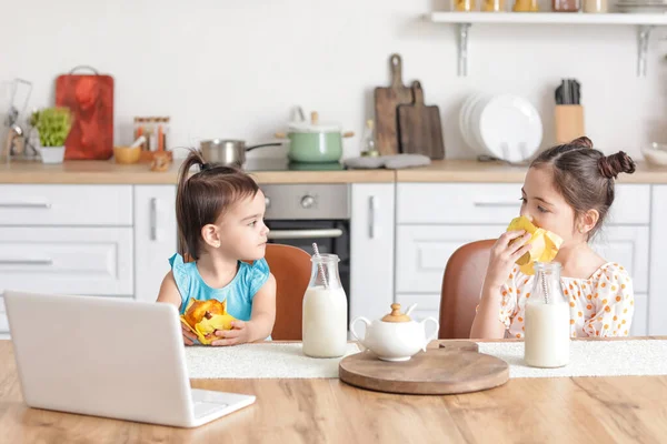 Cute Little Sisters Having Snack Kitchen — Stock Photo, Image