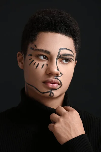 Joven Chico Afroamericano Con Pintura Cara Contra Fondo Oscuro —  Fotos de Stock