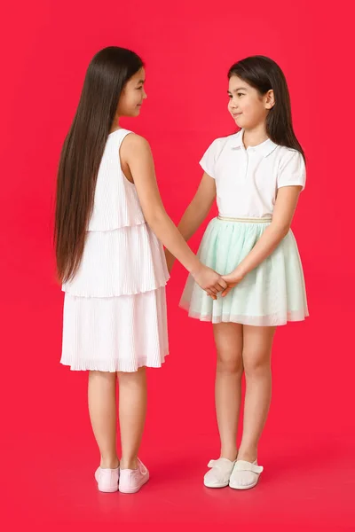 Χαριτωμένο Ασιατικές Αδελφές Στο Φόντο Χρώμα — Φωτογραφία Αρχείου