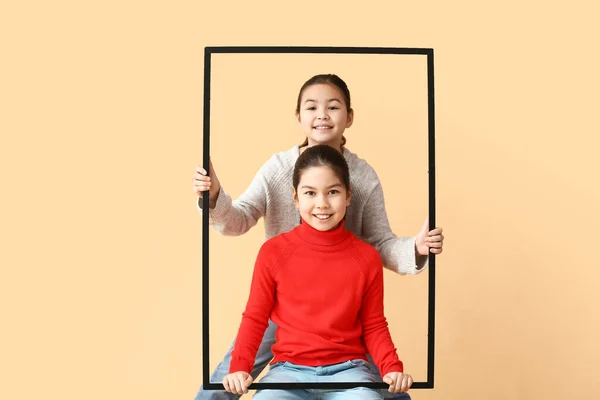 Söta Asiatiska Systrar Med Ram Färg Bakgrund — Stockfoto