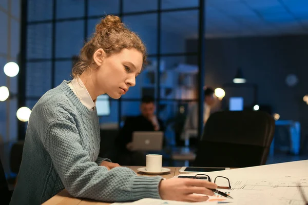 Belle Femme Travaillant Bureau Nuit — Photo