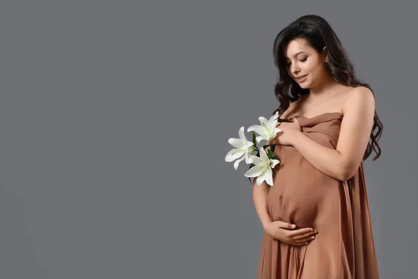 Femeie Însărcinată Tânără Flori Crin Fundal Gri — Fotografie, imagine de stoc