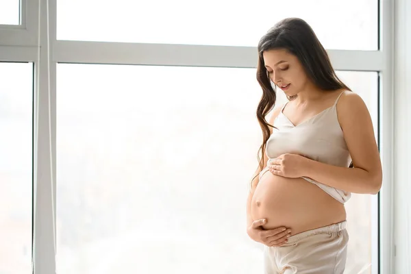 Jonge Zwangere Vrouw Bij Het Raam Thuis — Stockfoto