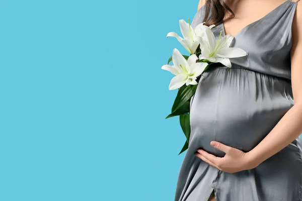 Femeie Însărcinată Tânără Flori Crin Fundal Culoare — Fotografie, imagine de stoc