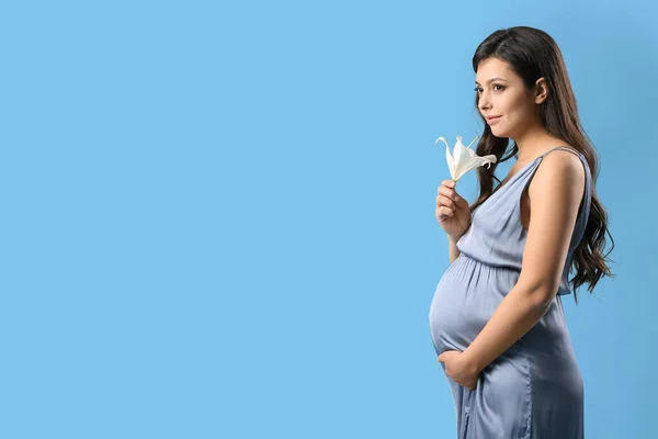 Mujer Embarazada Joven Con Flor Lirio Sobre Fondo Color —  Fotos de Stock