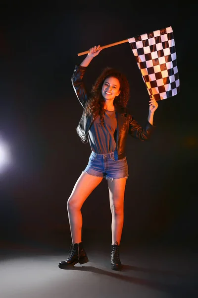 Hermosa Joven Con Bandera Carreras Sobre Fondo Oscuro — Foto de Stock