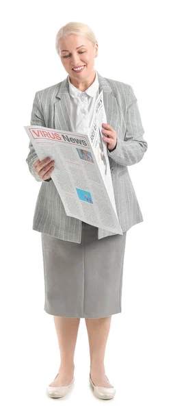 Volwassen Zakenvrouw Met Krant Witte Achtergrond — Stockfoto
