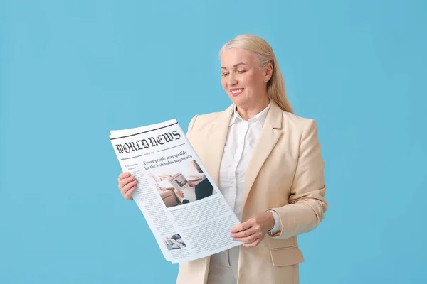 Mature Woman Newspaper Color Background — Stock Photo, Image