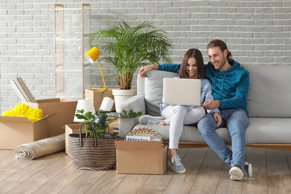 Young Couple Using Laptop New House Moving Day — Stock Photo, Image