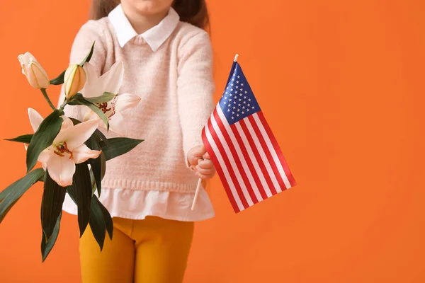 Kislány Amerikai Zászló Virágok Színes Háttér Emléknapi Ünnepség — Stock Fotó