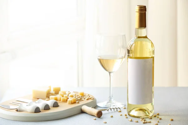 Flasche Und Glas Wein Mit Snacks Auf Dem Tisch — Stockfoto