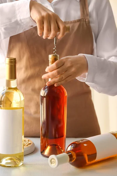 Mujer Abriendo Botella Vino Mesa — Foto de Stock