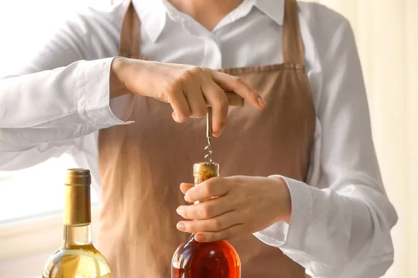 Kadın Şarap Şişesini Açıyor Yakın Plan — Stok fotoğraf