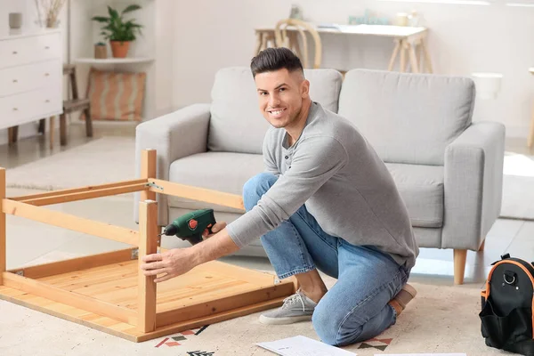 Joven Montando Muebles Casa — Foto de Stock