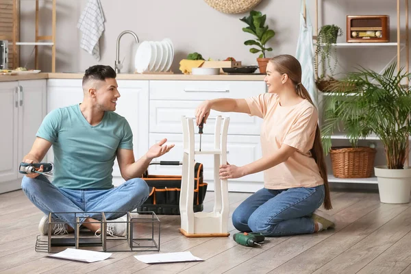 Pareja Joven Ensamblando Muebles Casa —  Fotos de Stock