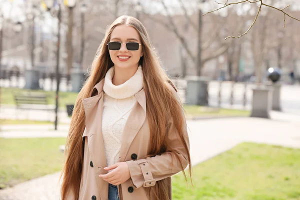 Jovem Mulher Vestindo Óculos Sol Elegantes Livre — Fotografia de Stock