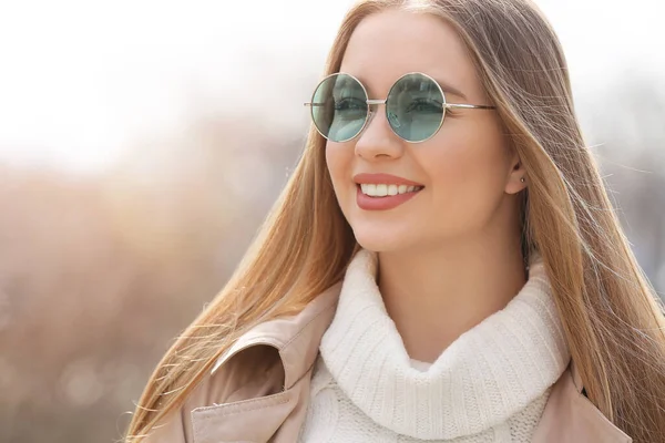 Young Woman Wearing Stylish Sunglasses Outdoors — Stock Photo, Image