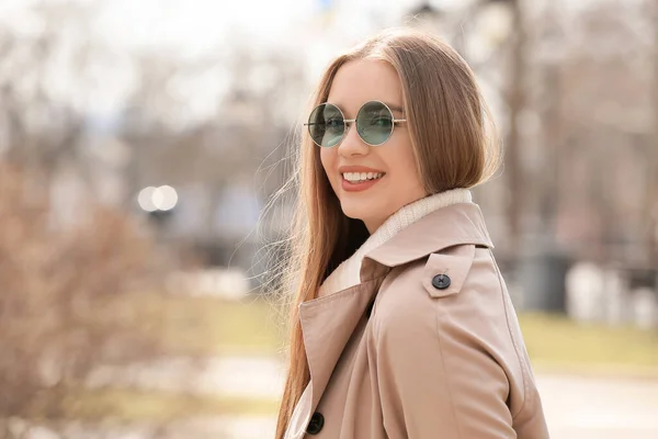 Ung Kvinna Bär Snygga Solglasögon Utomhus — Stockfoto