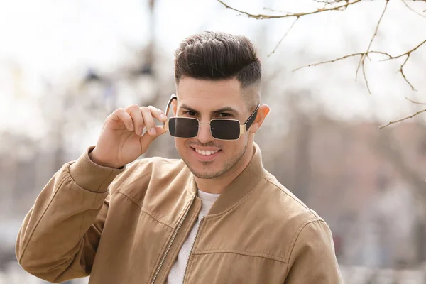 Young Man Wearing Stylish Sunglasses Outdoors — Stock Photo, Image