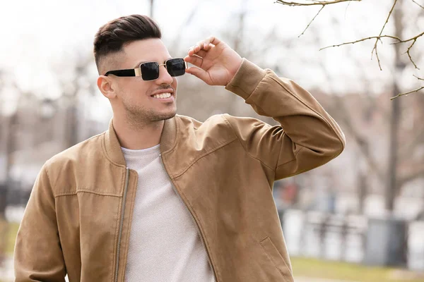 Hombre Joven Con Gafas Sol Elegantes Aire Libre —  Fotos de Stock