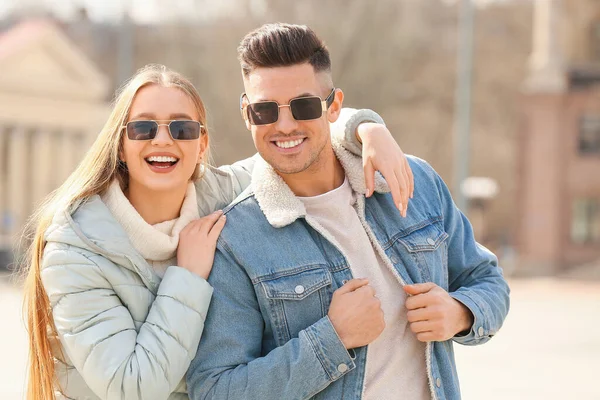 Pareja Joven Con Gafas Sol Elegantes Aire Libre — Foto de Stock