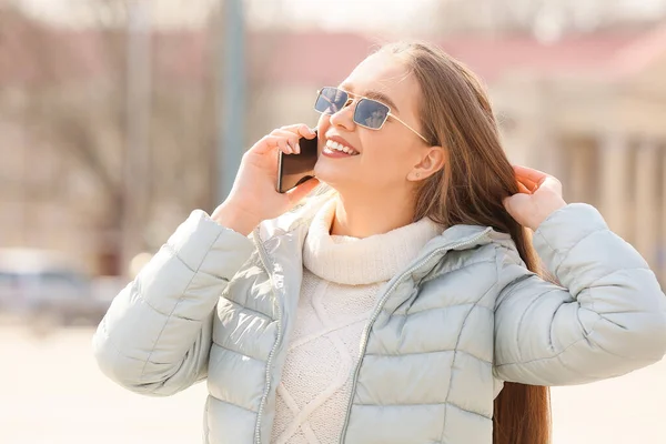 Young Woman Talking Phone Outdoors — Stock Photo, Image