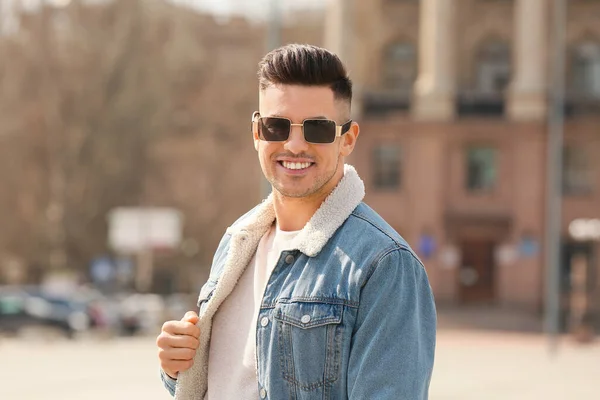 Hombre Joven Con Gafas Sol Elegantes Aire Libre —  Fotos de Stock