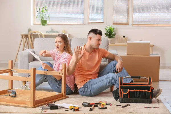 Giovane Coppia Assemblaggio Mobili Casa — Foto Stock