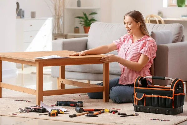 家具を組み立てる若い女性 — ストック写真