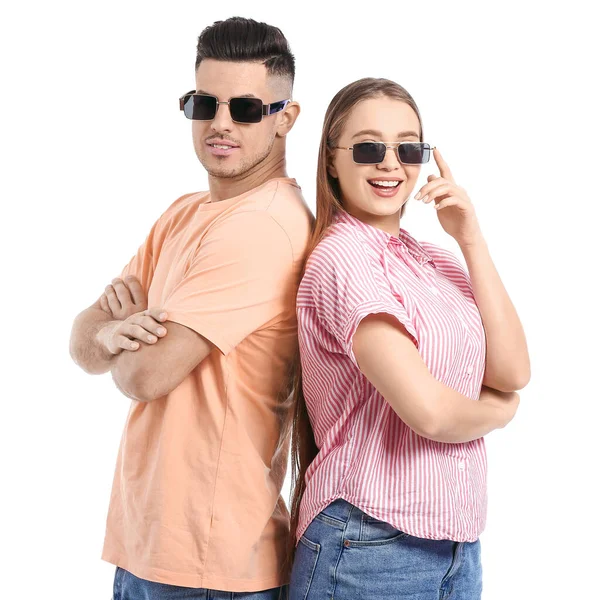 Casal Jovem Vestindo Óculos Sol Elegantes Fundo Branco — Fotografia de Stock