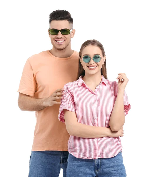 Casal Jovem Vestindo Óculos Sol Elegantes Fundo Branco — Fotografia de Stock