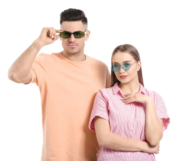 Pareja Joven Con Gafas Sol Elegantes Sobre Fondo Blanco — Foto de Stock