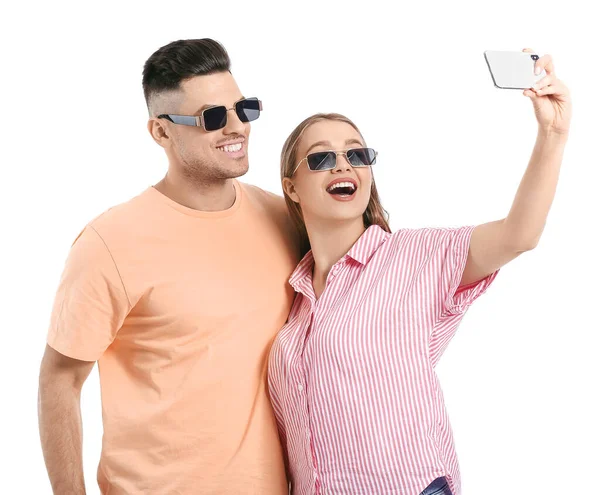 Pareja Joven Con Gafas Sol Elegantes Tomando Selfie Sobre Fondo — Foto de Stock