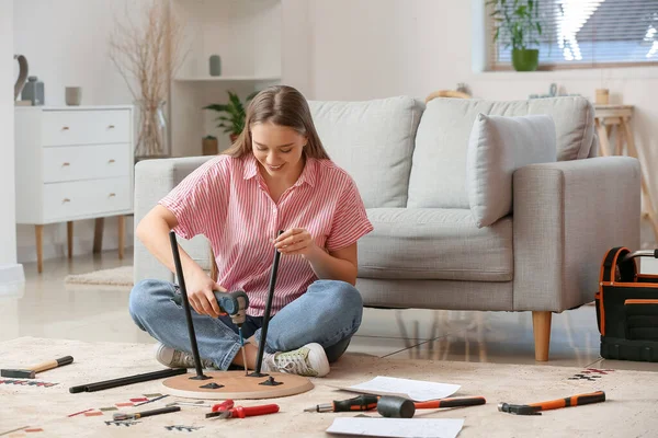 Ung Kvinna Montera Möbler Hemma — Stockfoto