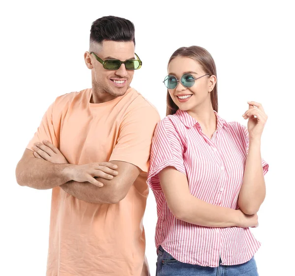 Pasangan Muda Memakai Kacamata Bergaya Dengan Latar Belakang Putih — Stok Foto