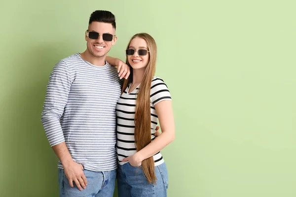 Pareja Joven Con Gafas Sol Elegantes Fondo Color — Foto de Stock