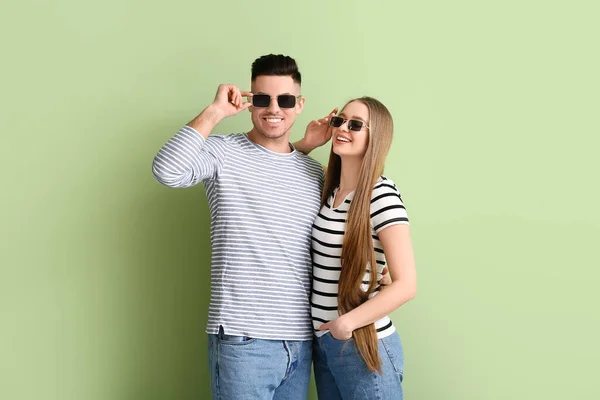 Casal Jovem Usando Óculos Sol Elegantes Fundo Cor — Fotografia de Stock