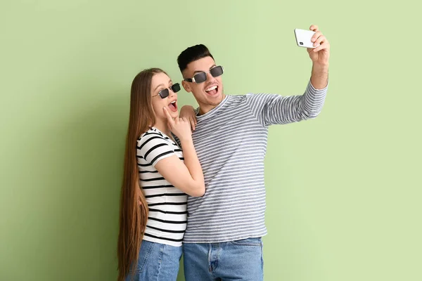 Pareja Joven Con Gafas Sol Elegantes Tomando Selfie Sobre Fondo — Foto de Stock