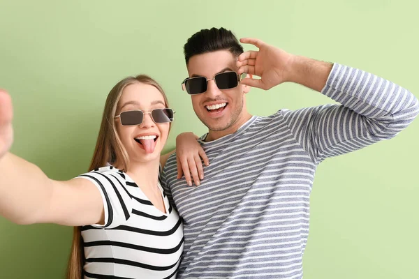 Casal Jovem Com Óculos Sol Elegantes Tomando Selfie Fundo Cor — Fotografia de Stock