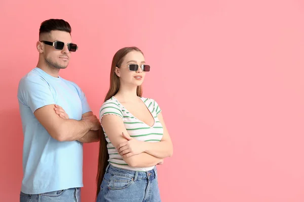 Pareja Joven Con Gafas Sol Elegantes Fondo Color — Foto de Stock