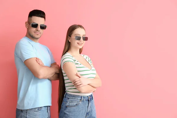 Pareja Joven Con Gafas Sol Elegantes Fondo Color — Foto de Stock