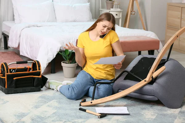 Jonge Vrouw Monteert Meubels Thuis — Stockfoto