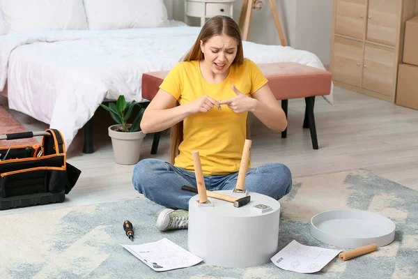 Jovem Mulher Montando Móveis Casa — Fotografia de Stock