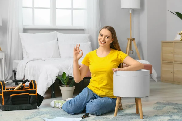 Young Woman Assembling Furniture Home — Stock Photo, Image