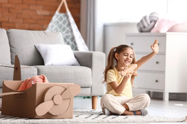 Little Girl Playing Toy Home — Stock Photo, Image